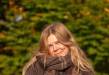 A Fresh Way to Dress the Season: Colors and Textures Worth Trying Now Young woman wearing a scarf outdoors
